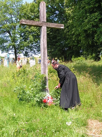 1944 - Zbrodnia w Korościatynie. W nocy z 28 na 29 lutego 1944 r., oddziały UPA dokonały mordu 156 Polaków we wsi Korościatyn na Podolu. (fot. Korościatyn Isakowicz-Zaleski [CC BY 3.0], via Wikimedia Commons)