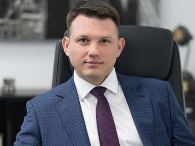„Precz z faszyzmem!”. Sławomir Mentzen porozmawiał z kontrdemonstrantami...