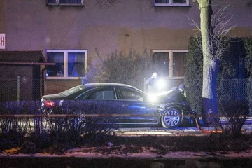 377 limuzyn premier Szydło Wszyscy pamiętamy wypadek premier Beaty Szydło i jej rozbitą limuzynę. Z informacji, które ujawnił jeden z posłów PO wynikało, że rządowe auto było warte 2,5 mln zł. Za 222 mln euro kupilibyśmy 377 takich pojazdów.