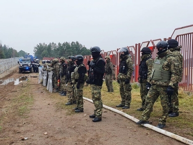NA ŻYWO: Łukaszenka odwiedził migrantów, żołnierz ranny...