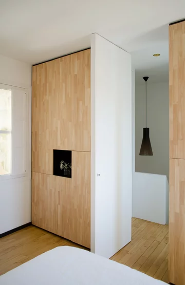 Kawalerka ze skrytkami, projekt Mickaël Martins Afonso & L’atelier miel V2com, 2180-01, kawalerka