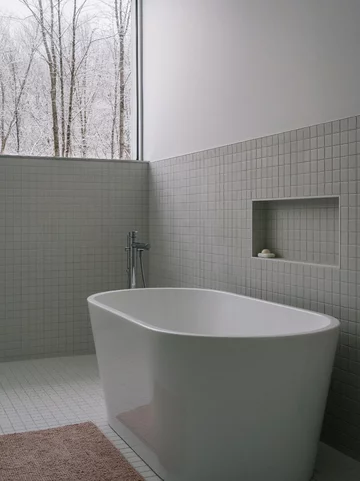 Architekci postawili dom przy samym strumieniu. Efekt? Czysta magia. Projekt EM architecture 