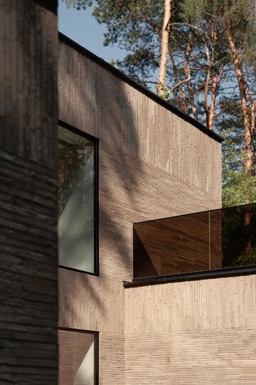 Dom pod Warszawą projektu SAAN Architects powstał jako spójna całość – od architektury bryły po wnętrza i najmniejsze detale wyposażenia 