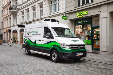Żabka wynajmuje lokal, opłaca czynsz oraz&nbsp;zapewnia wyposażenie sklepu