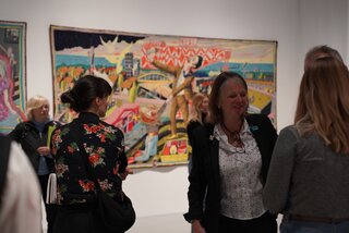 W tle gobelin Graysona Perry'ego© / The Artist. Gift of the artist and Victoria Miro Gallery with the support of Channel 4 Television, the Art Fund and Sfumato Foundation, with additional support from AlixPartners