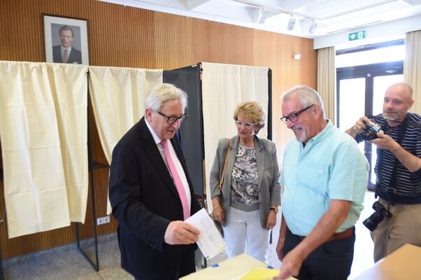 Miniatura: Politycy głosują w wyborach do PE