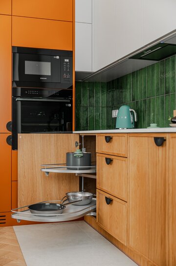 Projekt mieszkania na warszawskim Mokotowie autorstwa Deer Design to przykład spójnej aranżacji, w której funkcjonalność, kolor i jakość wykonania tworzą harmonijną, dopracowaną w każdym detalu przestrzeń do życia 