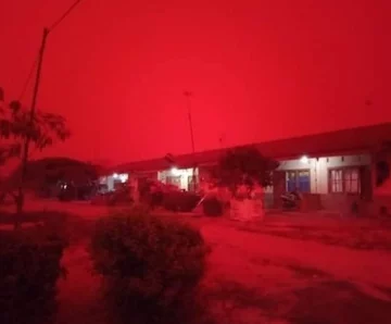 Czerwone niebo nad prowincją Jambi w Indonezji 