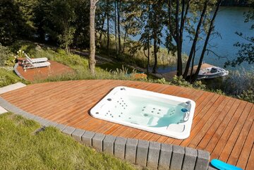 Kalbornia Lake & Pool House nad jeziorem Dąbrowa Wielka łączy architekturę otwartą na mazurski krajobraz z kolorowym wnętrzem zaprojektowanym przez Aleksandrę Sowę z ASID Studio 