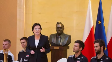 Ewa Kopacz na spotkaniu z siatkarzami (fot. M. Śmiarowski / KPRM)