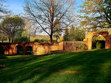 Park w Nakomiadach na Mazurach wiosną 