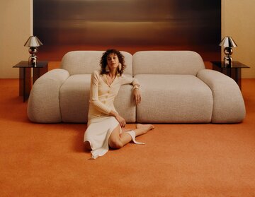 Sofa WOLKE z kolekcji Westwing Collection – rzeźbiarska forma inspirowana kształtem chmury, która definiuje przestrzeń nowoczesnego salonu 