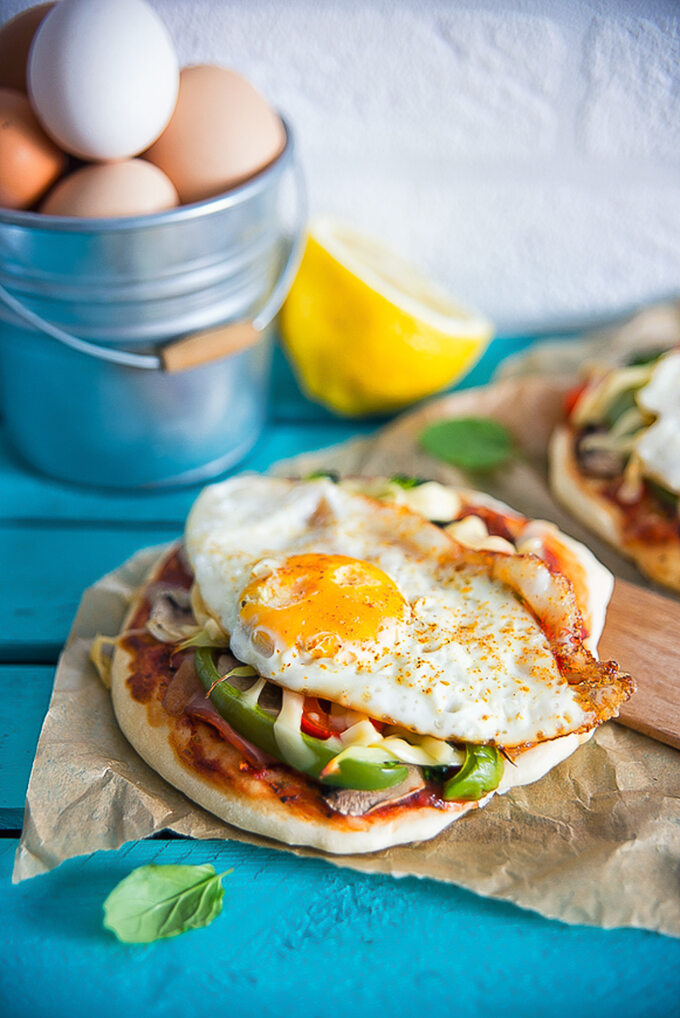 Mini pizza z jajkiem sadzonym