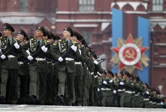 Rosyjscy żołnierze podczas parady z okazji Dnia Zwycięstwa (fot. EPA/SERGEI CHIRIKOV/PAP)