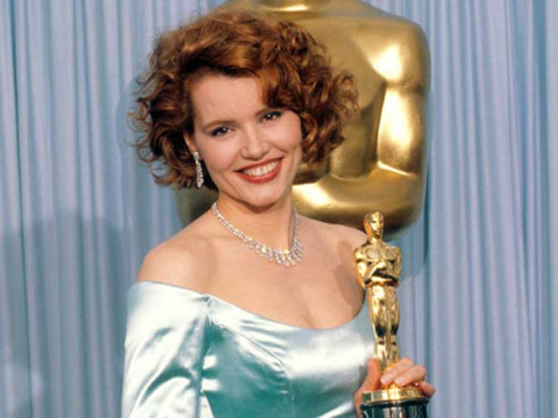 Geena Davis 1989 rok. Geena Davis z Oscarem za drugoplanową rolę w filmie „Przypadkowy turysta”.