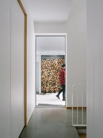 Architekci postawili dom przy samym strumieniu. Efekt? Czysta magia. Projekt EM architecture 