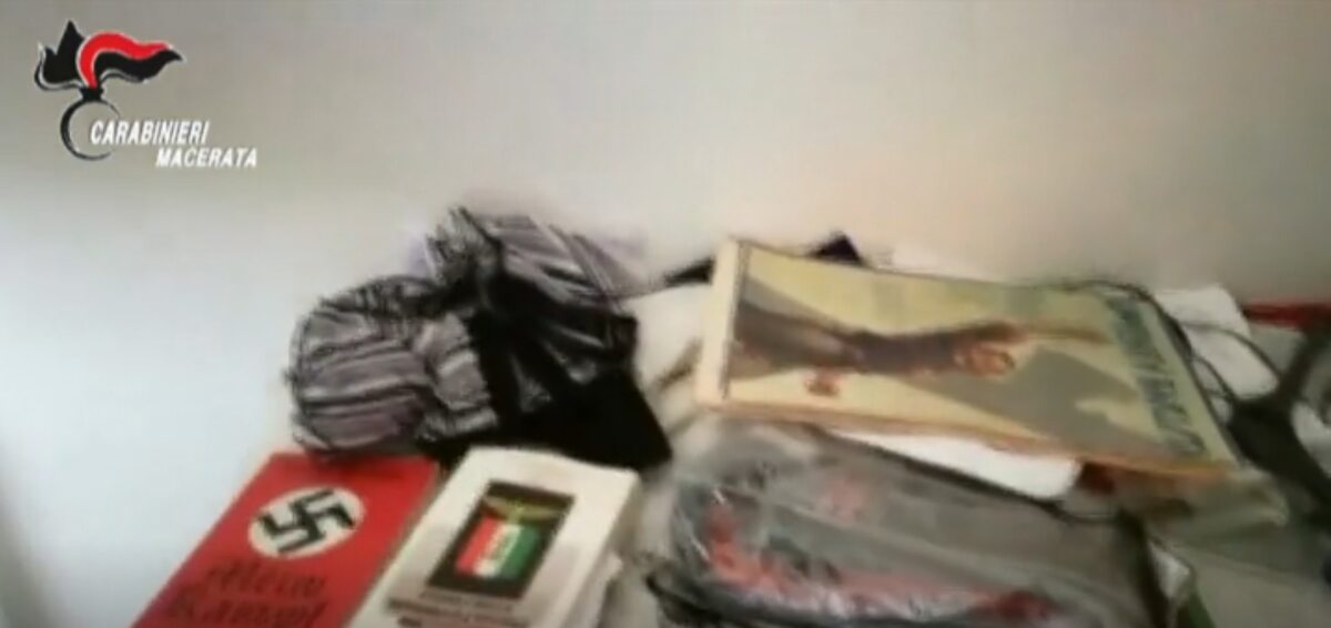 W domu 28-latka znaleziono m.in. egzemplarz "Mein Kampf" Adolfa Hitlera i flagę ze swastyką 