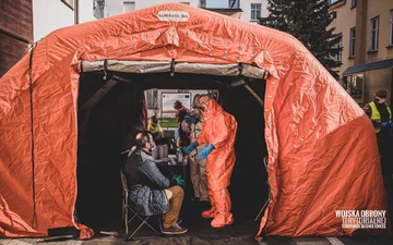 Żołnierze WOT pobierają wymazy na obecność COVID-19 