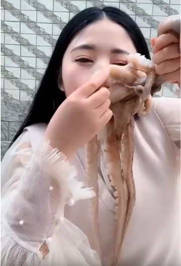 Blogerka walcząca z ośmiornicą 