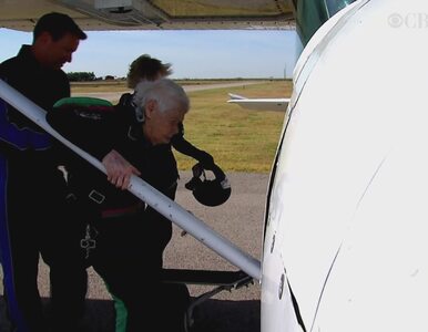 Miniatura: 91-letnia spadochroniarka wyskoczyła po...