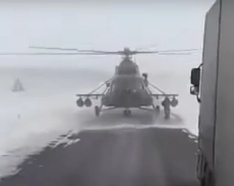 Miniatura: Wojskowy śmigłowiec wylądował na...