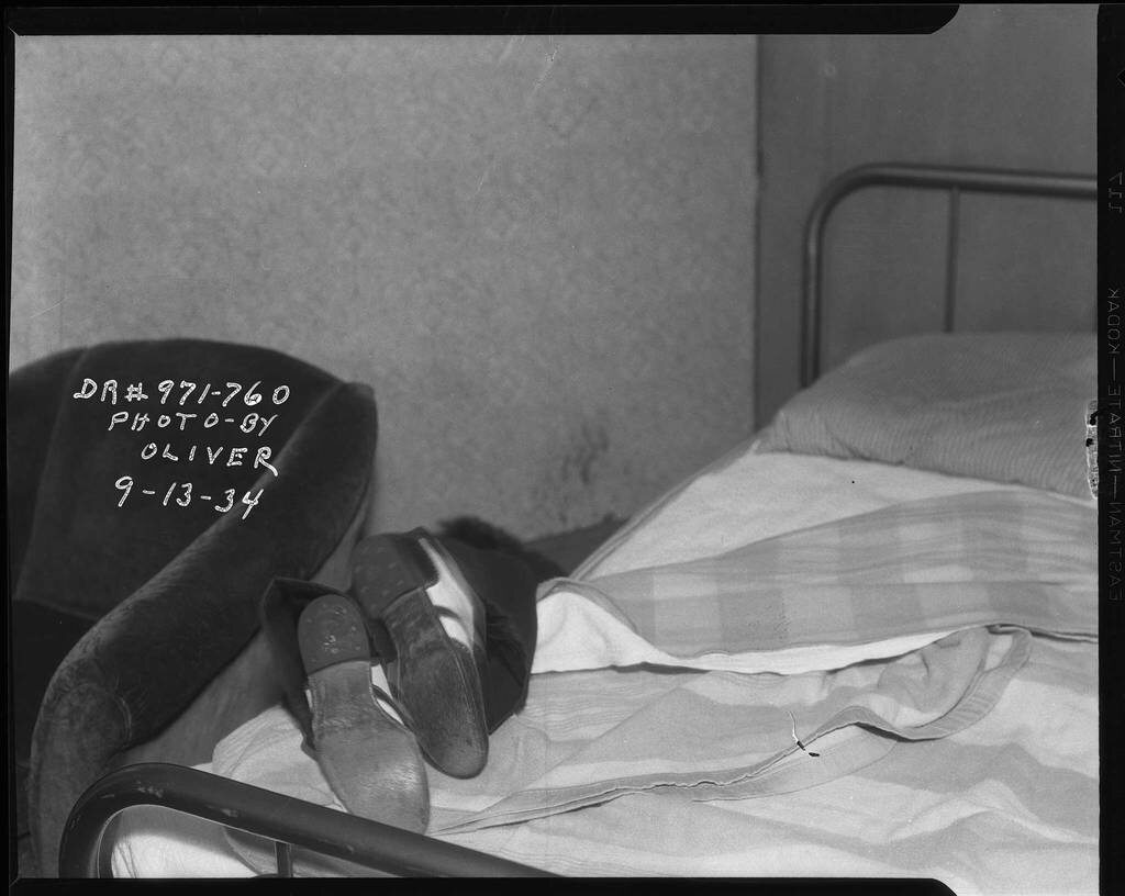 Morderstwo popełnione w 1934 roku. Z łóżka zwisają nogi ofiary (fot. LAPD)