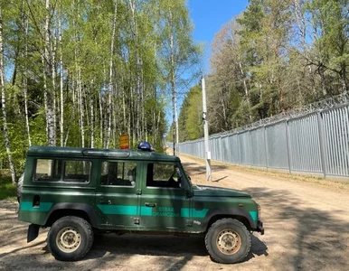 Miniatura: Migranci ominęli zaporę na granicy z...