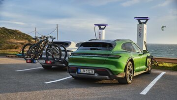 Ładowarka. Samoch&oacute;d elektryczny