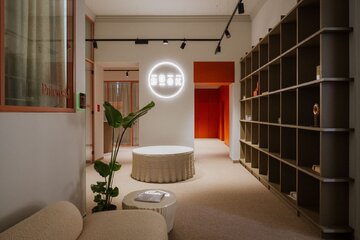 Nowa siedziba BBGK Architekci mieści się w&nbsp;zabytkowej kamienicy przy ul. Fredry 6&nbsp;w&nbsp;Warszawie. Zajmuje dawne mieszkanie o&nbsp;powierzchni 650 metr&oacute;w kwadratowych