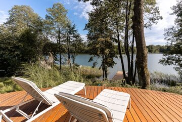 Kalbornia Lake & Pool House nad jeziorem Dąbrowa Wielka łączy architekturę otwartą na mazurski krajobraz z kolorowym wnętrzem zaprojektowanym przez Aleksandrę Sowę z ASID Studio 