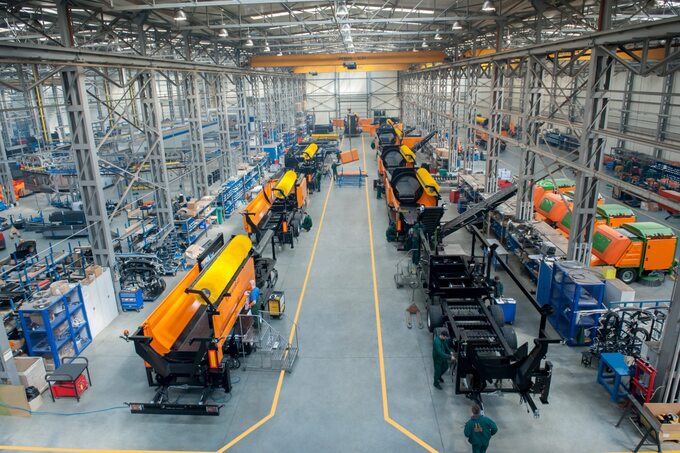 Licząca blisko 2300 osób kadra Pronaru produkuje maszyny przeznaczone dla rolnictwa, recyklingu, usług komunalnych i leśnictwa. Na zdj. montaż maszyn recyklingowych