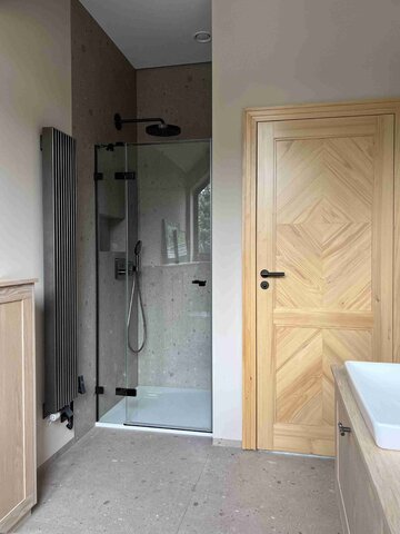 Willa Czarodziejka powstała na miejscu dawnego rodzinnego domu. Zachowane drewniane elementy i kamień tworzą wyjątkowy dialog między historią a współczesną architekturą 