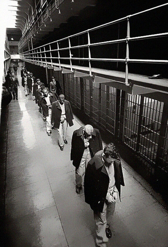Ostatni więźniowie opuszczają Alcatraz, 1963 (fot. boredpanda.com)