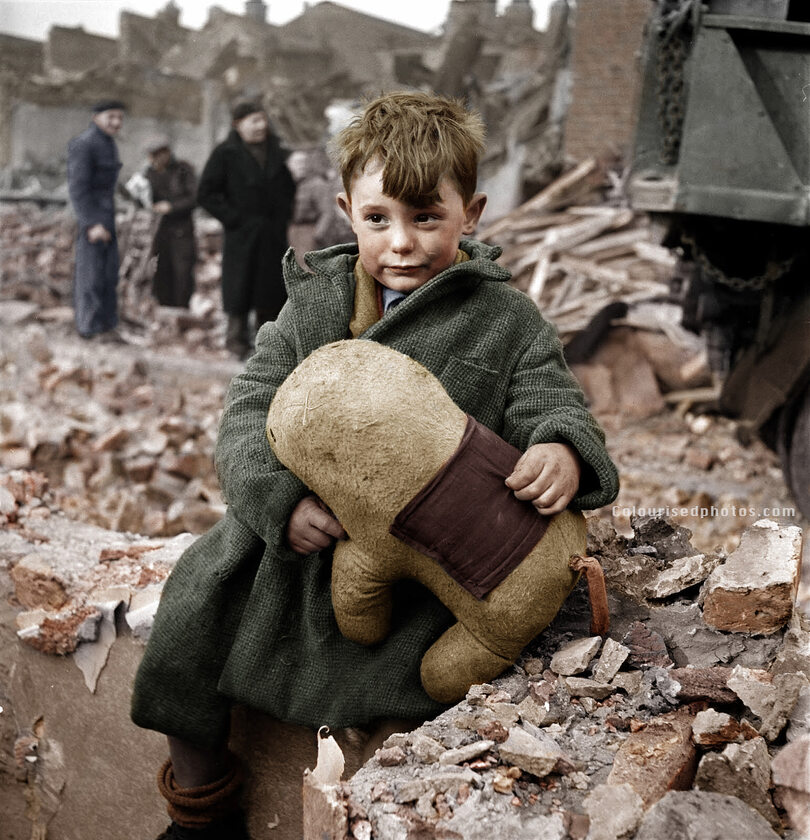 Porzucony chłopiec w ruinach Londynu, 1945 rok 