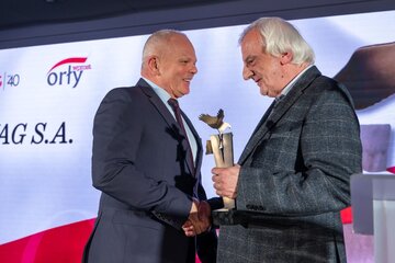 Zbigniew Konieczek (z lewej), oraz&nbsp;wręczający nagrodę Ryszard Terlecki