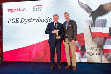 Jacek Michał Płoński (po lewej) i&nbsp;wręczający nagrodę Zbigniew Bohdziewicz Dyrektor Regionu Bankowości Detalicznej w&nbsp;Białymstoku PKO Banku Polskiego
