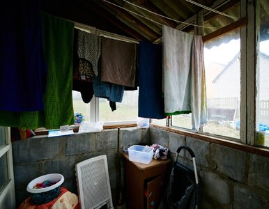 Miniatura: Dzieci czekają na ojca, a dom się wali....