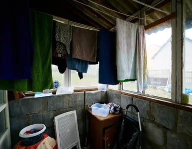 Miniatura: Dzieci czekają na ojca, a dom się wali....