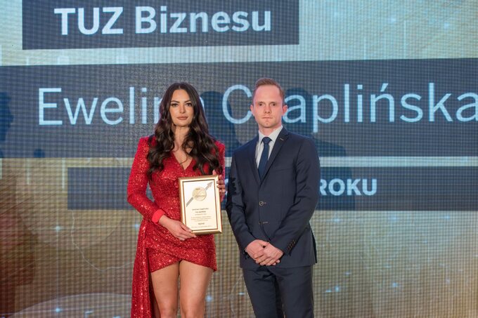 Ewelina Czaplińska (z lewej) oraz wręczający nagrodę Marcin Haber, redaktor prowadzący Wprost Biznes