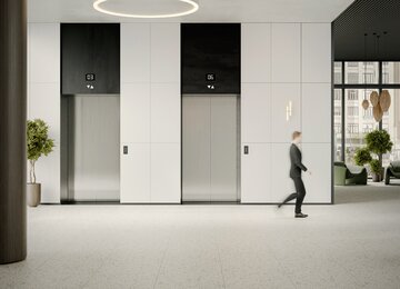 Płytki Monolight jako materiał wykończeniowy na&nbsp;ścianach i&nbsp;podłodze okazałego lobby, kolor: &bdquo;White&rdquo;, format 60x120