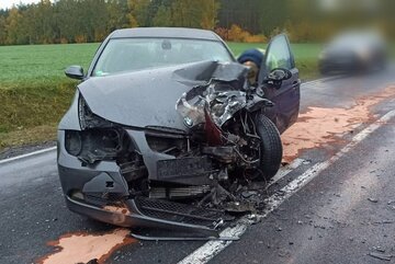 Czołowe zderzenie dw&oacute;ch aut niedaleko Mławy