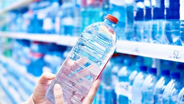 Plastikowa butelka z&nbsp;wodą