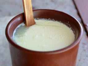 Zsiadłe mleko ma właściwości zdrowotne. Jak zrobić je w domu?