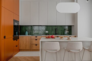 Projekt mieszkania na warszawskim Mokotowie autorstwa Deer Design to przykład spójnej aranżacji, w której funkcjonalność, kolor i jakość wykonania tworzą harmonijną, dopracowaną w każdym detalu przestrzeń do życia 