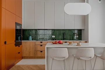 Projekt mieszkania na warszawskim Mokotowie autorstwa Deer Design to przykład spójnej aranżacji, w której funkcjonalność, kolor i jakość wykonania tworzą harmonijną, dopracowaną w każdym detalu przestrzeń do życia 