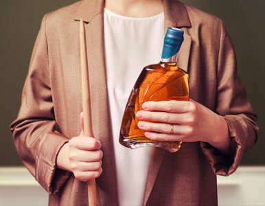 Miniatura: Nauczycielka wyprowadzona ze szkoły przez...