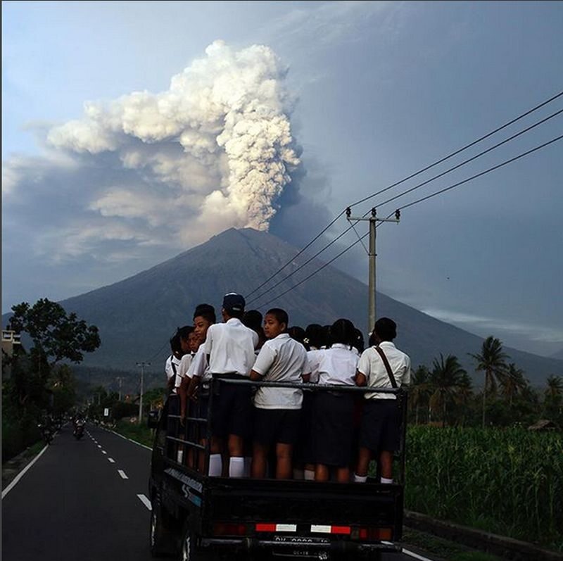 Dymiący wulkan Agung 