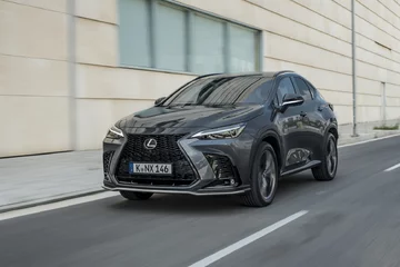 Nowy Lexus NX 450h+ 