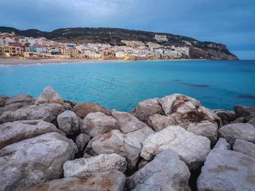 Sesimbra, Portugalia Czy smartfon może zastąpić profesjonalny aparat na zagranicznej wycieczce? Sprawdziliśmy to w Portugalii. Wszystkie fotografie zostały wykonane telefonem Samsung Galaxy S9+.