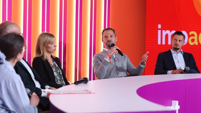 Impact'23. Uczestnicy debaty &bdquo;Cyfrowe zaangażowanie klienta &ndash; jak w pełni zrealizować cyfrową obietnicę?&rdquo;